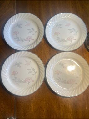 Corelle Pink Trio 9”Salad PlatesSet of 4